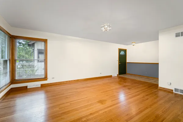 $3,200 | 421 North Elm Street, Itasca, IL 60143