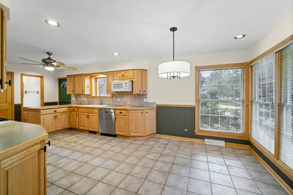 $3,200 | 421 North Elm Street, Itasca, IL 60143