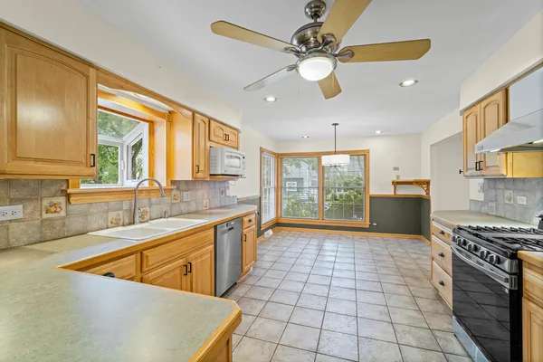 $3,200 | 421 North Elm Street, Itasca, IL 60143