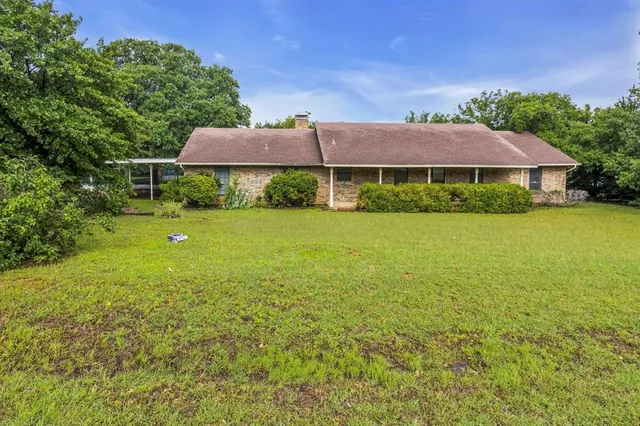 a view of a house with garden and yard