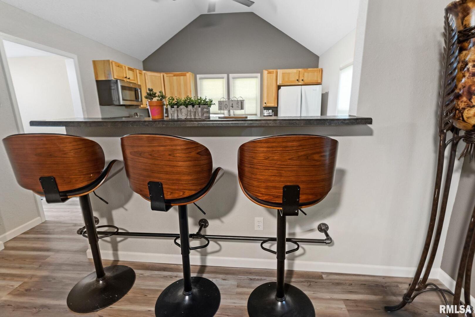 416 South Maple Street Salem, IL 62881 - Photo 17 of 31 a room with furniture and a window