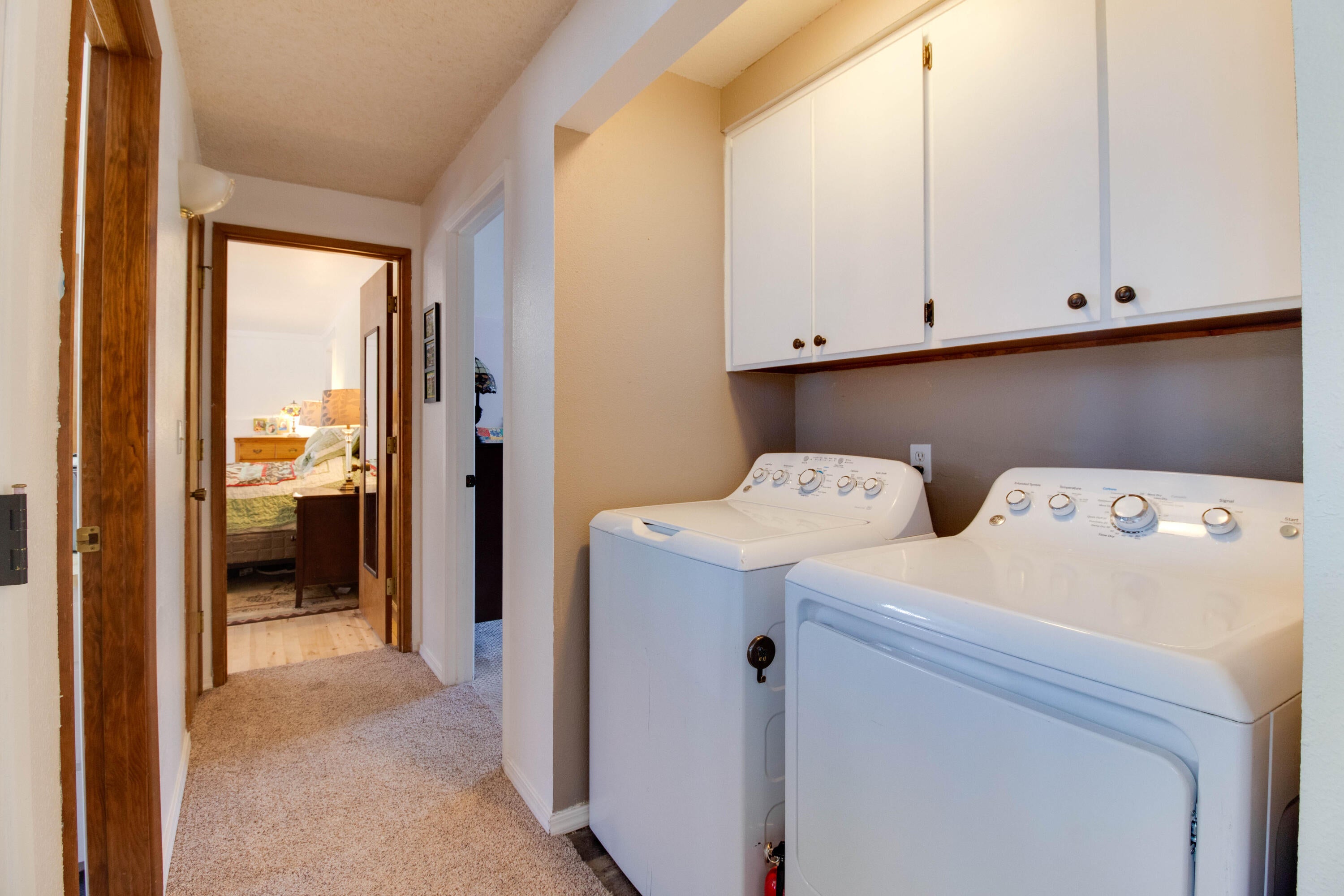 1751 Yoke Road La Pine, OR 97739 - Photo 21 of 57 Hallway with Laundry