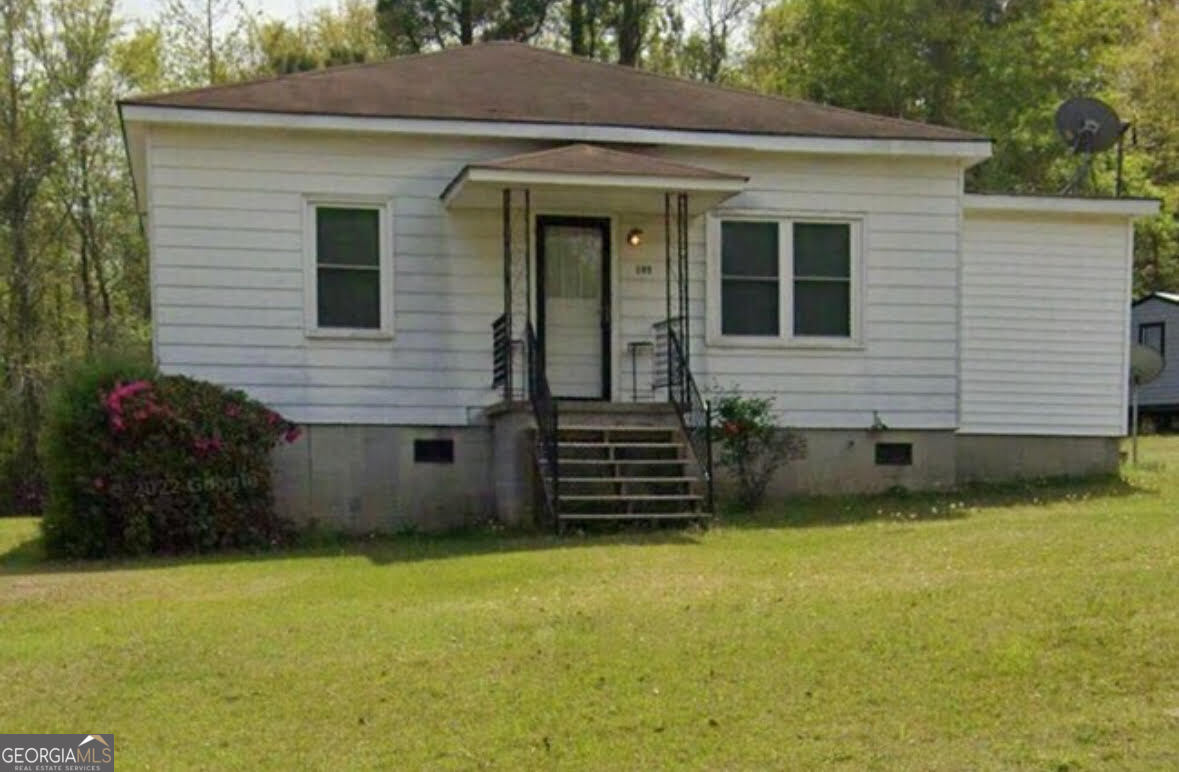 193 Frazier Drive Southeast Milledgeville, GA 31061 - Photo 4 of 38 a front view of a house with a garden