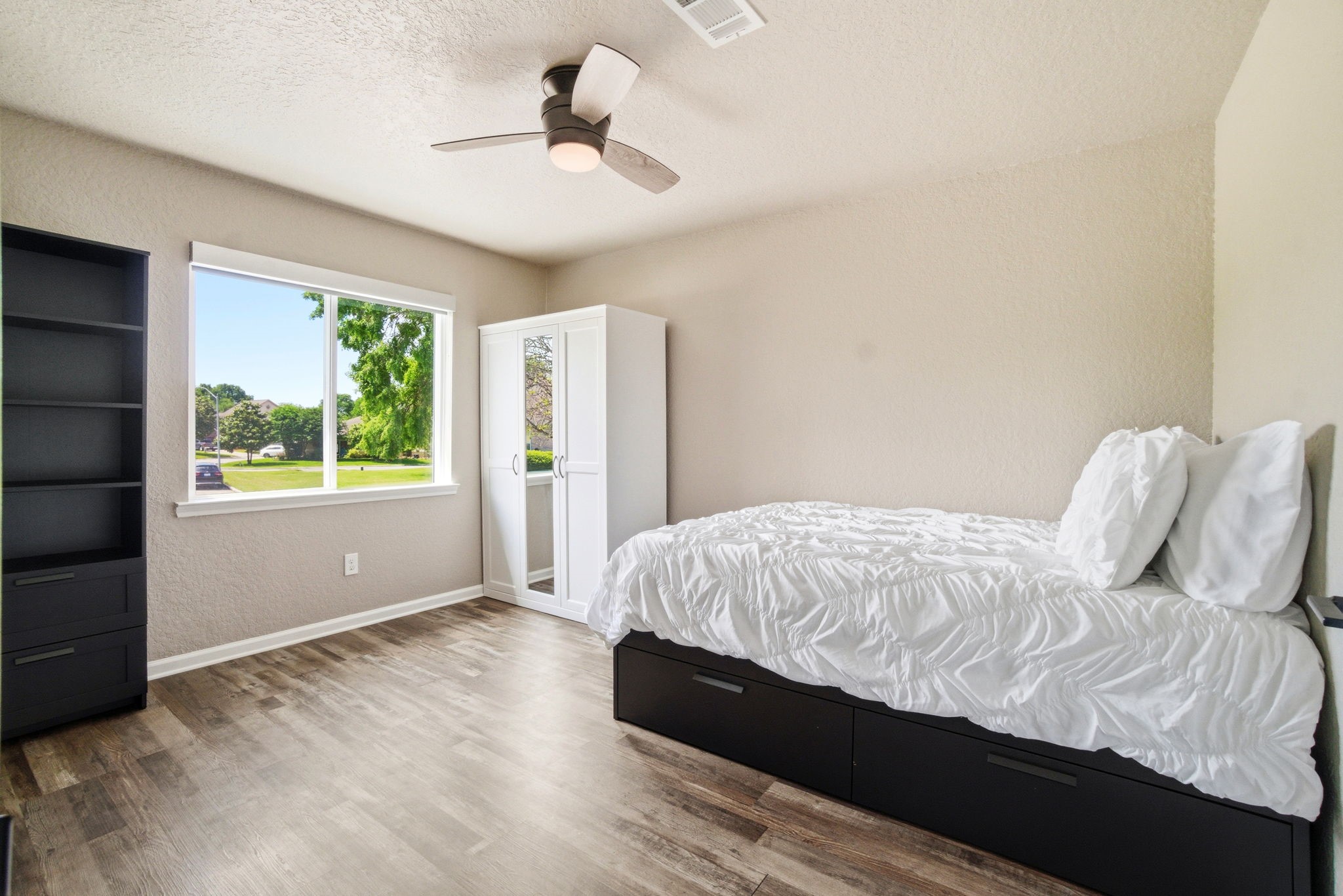 1609 Schooner Point Willis, TX 77318 - Photo 21 of 50 a bedroom with a bed and a window