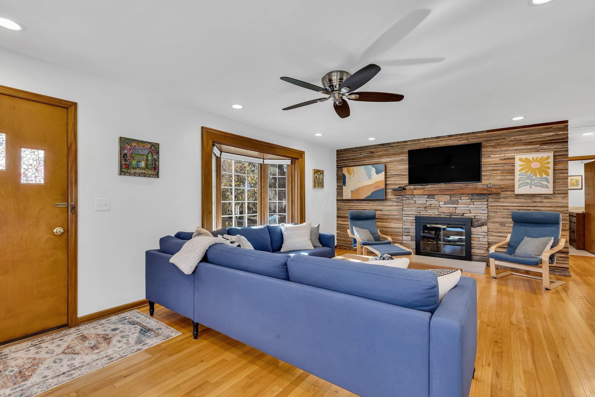 122 Brevoort Road Columbus, OH 43214 - Photo 4 of 61 04-Living Room
