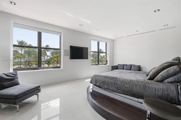 $3,950,000 | 1330 Ocean Drive, Unit 3CA, Miami Beach, FL 33139