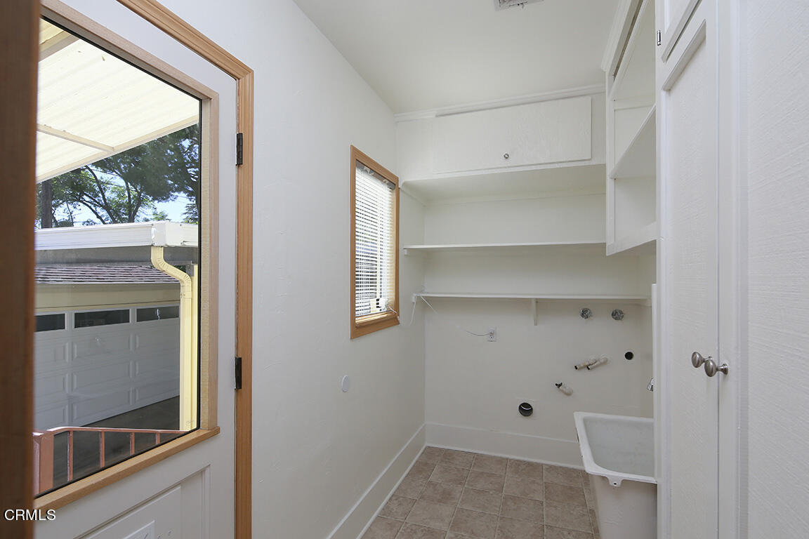 3330 Paraiso Way Glendale, CA 91214 - Photo 11 of 32 a view of walk in closet with empty racks