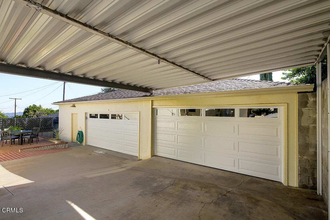 3330 Paraiso Way Glendale, CA 91214 - Photo 24 of 32 a view of a garage