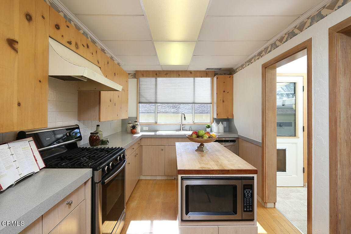 3330 Paraiso Way Glendale, CA 91214 - Photo 10 of 32 a kitchen with a stove a sink and a refrigerator