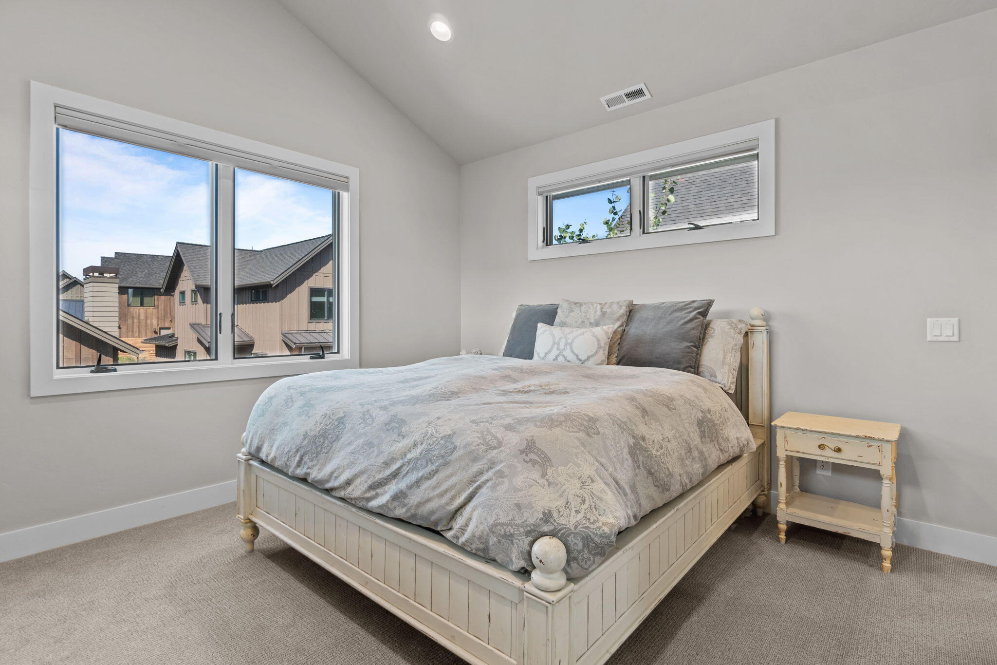 61304 Howe Way Bend Bend, OR 97702 - Photo 16 of 32 Primary Bedroom