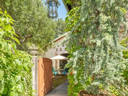 a view of a house with backyard