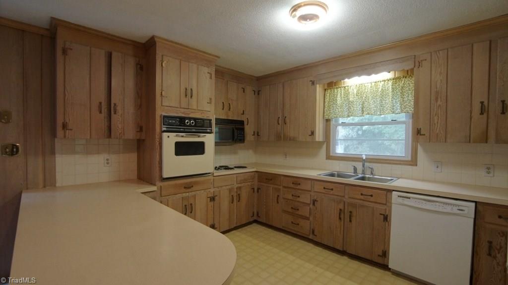 5631 Folkstone Road Pfafftown, NC 27040 - Photo 15 of 30 Gallery Image 15