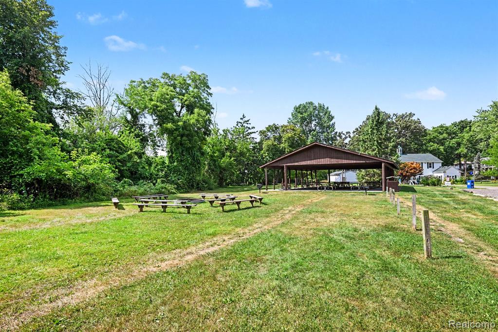 2104 Highfield Road Waterford, MI 48329 - Photo 35 of 38 Gallery Image 35