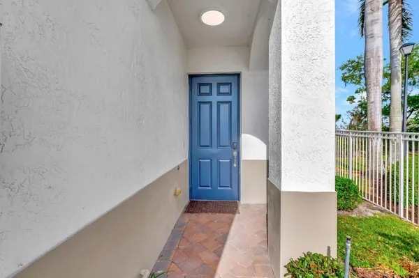 $4,200 | 100 West Prive Circle, Delray Beach, FL 33445