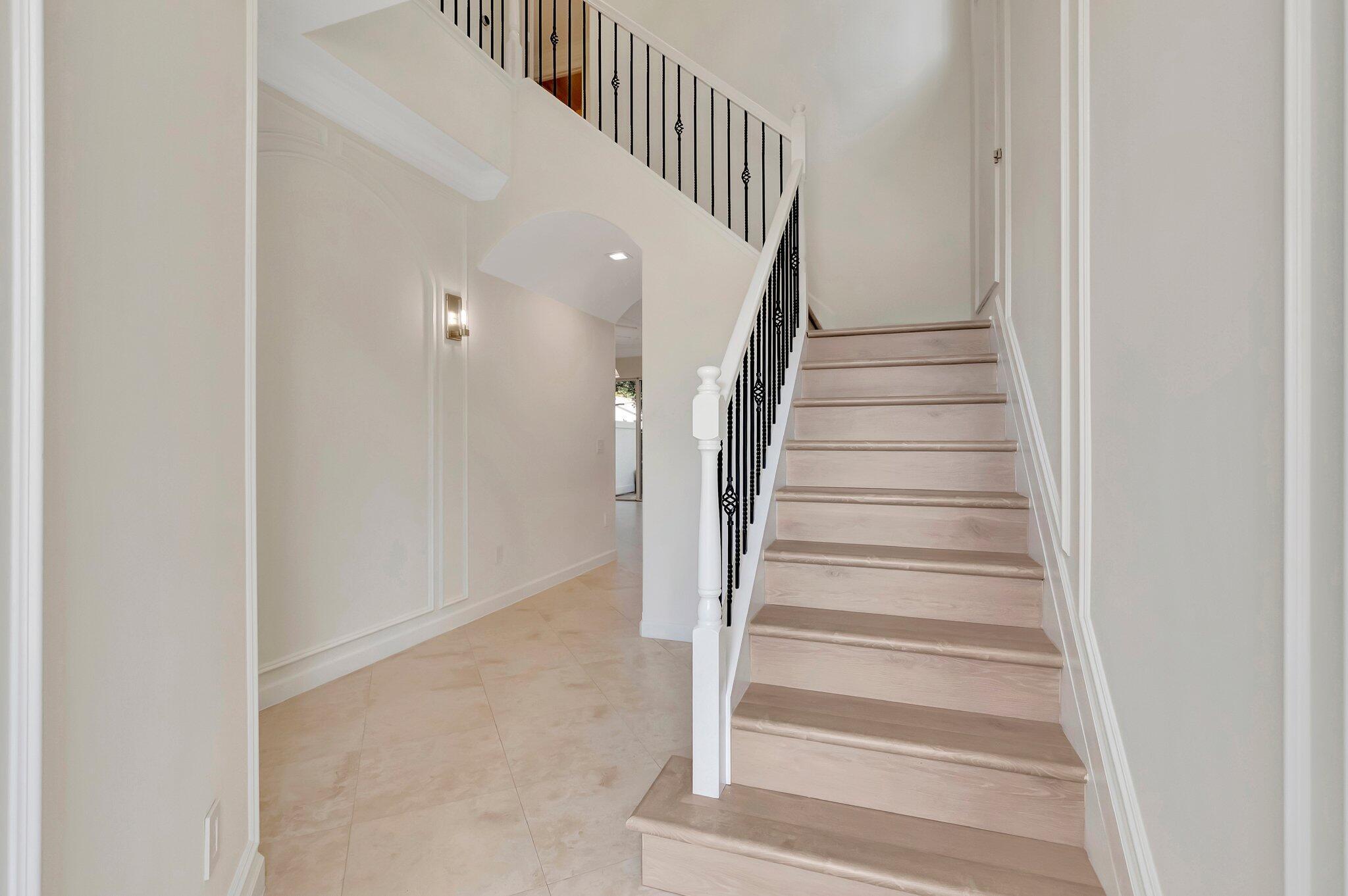 100 West Prive Circle Delray Beach, FL 33445 - Photo 5 of 43 a view of entryway