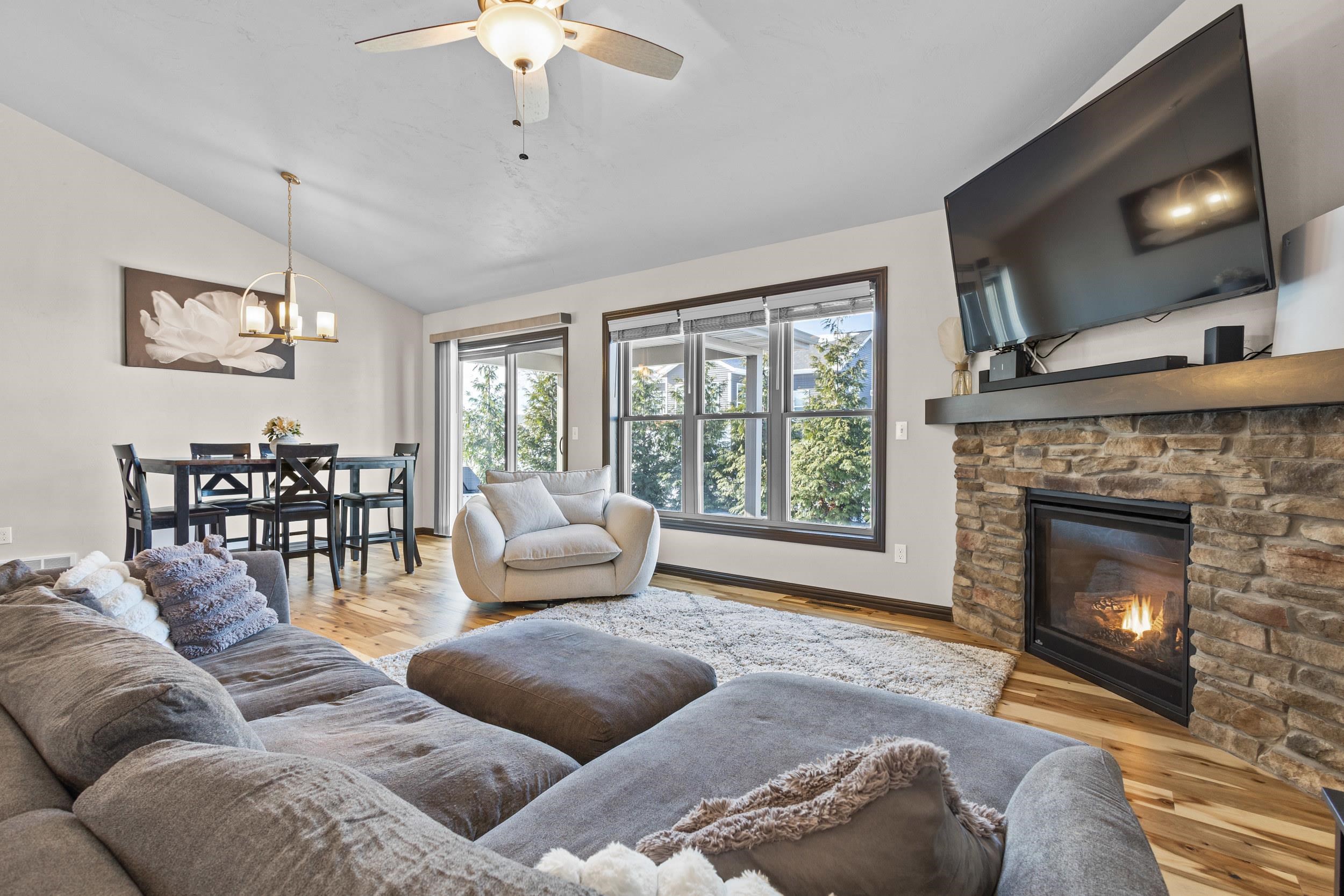 4235 North Shadywood Court Appleton, WI 54913 - Photo 4 of 41