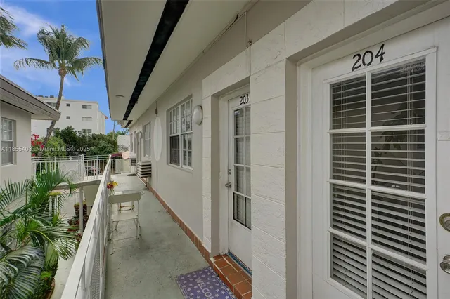 $208,700 | 717 Española Way, Unit 204, Miami Beach, FL 33139