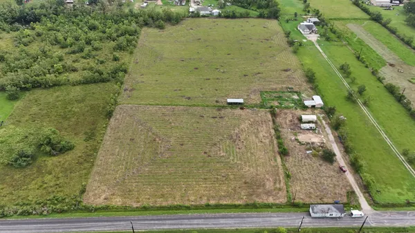 a view of a pathway both side of houses