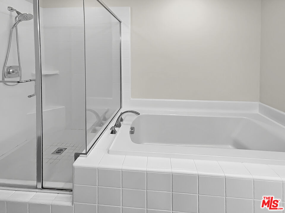 50 Evening Sun Irvine, CA 92620 - Photo 7 of 15 a bathroom with a bathtub