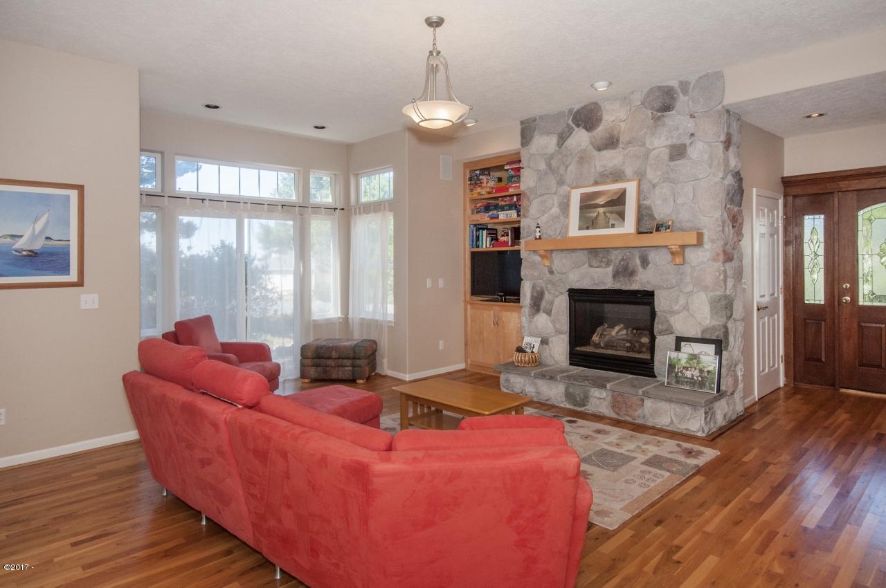 450 Edgewater Depoe Bay, OR 97341 - Photo 6 of 51 Living room