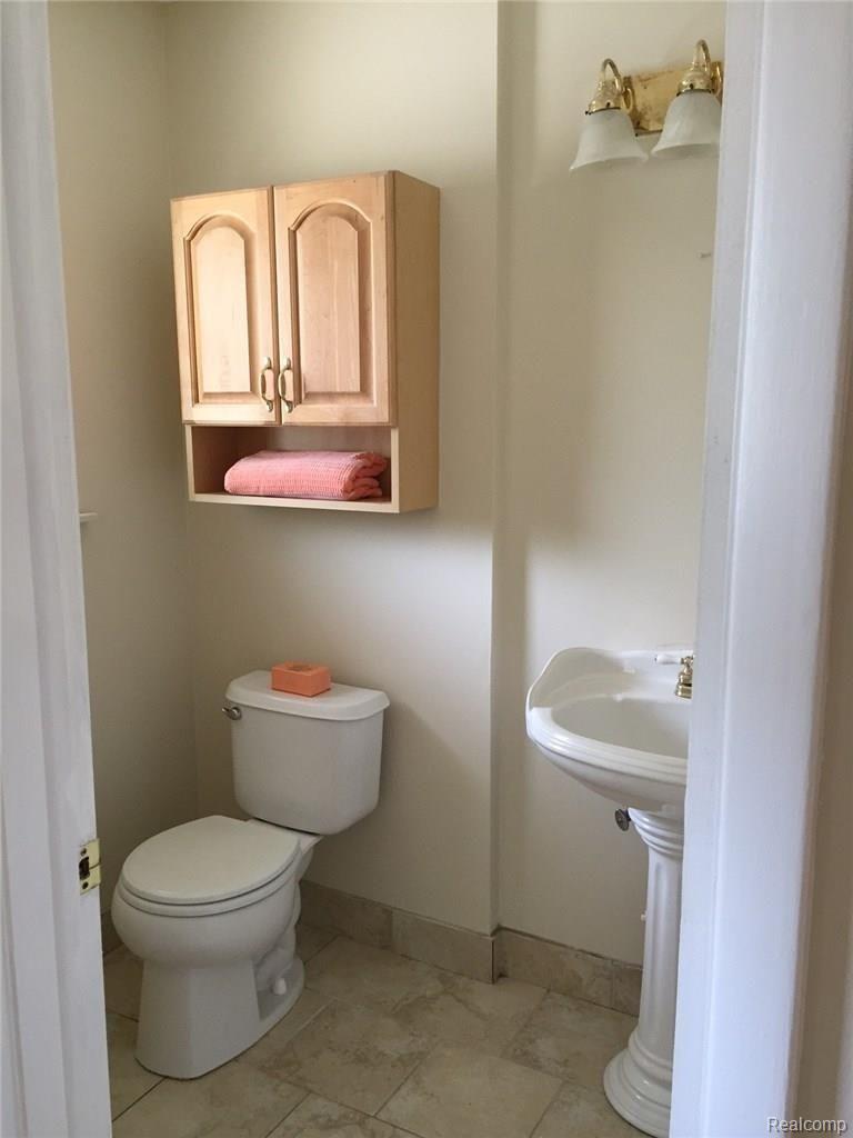 19169 Wedgewood Road Riverview, MI 48193 - Photo 14 of 24 Master Bath