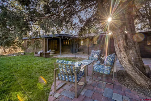 a view of backyard with pathway