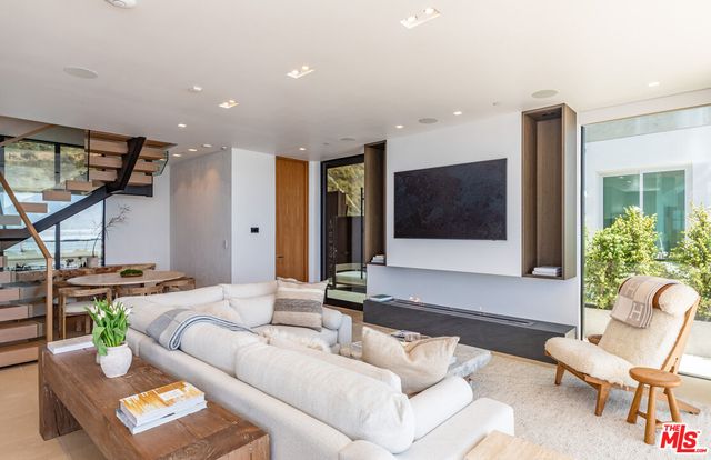 $8,495,000 | 18954 Pacific Coast Highway, Malibu, CA 90265