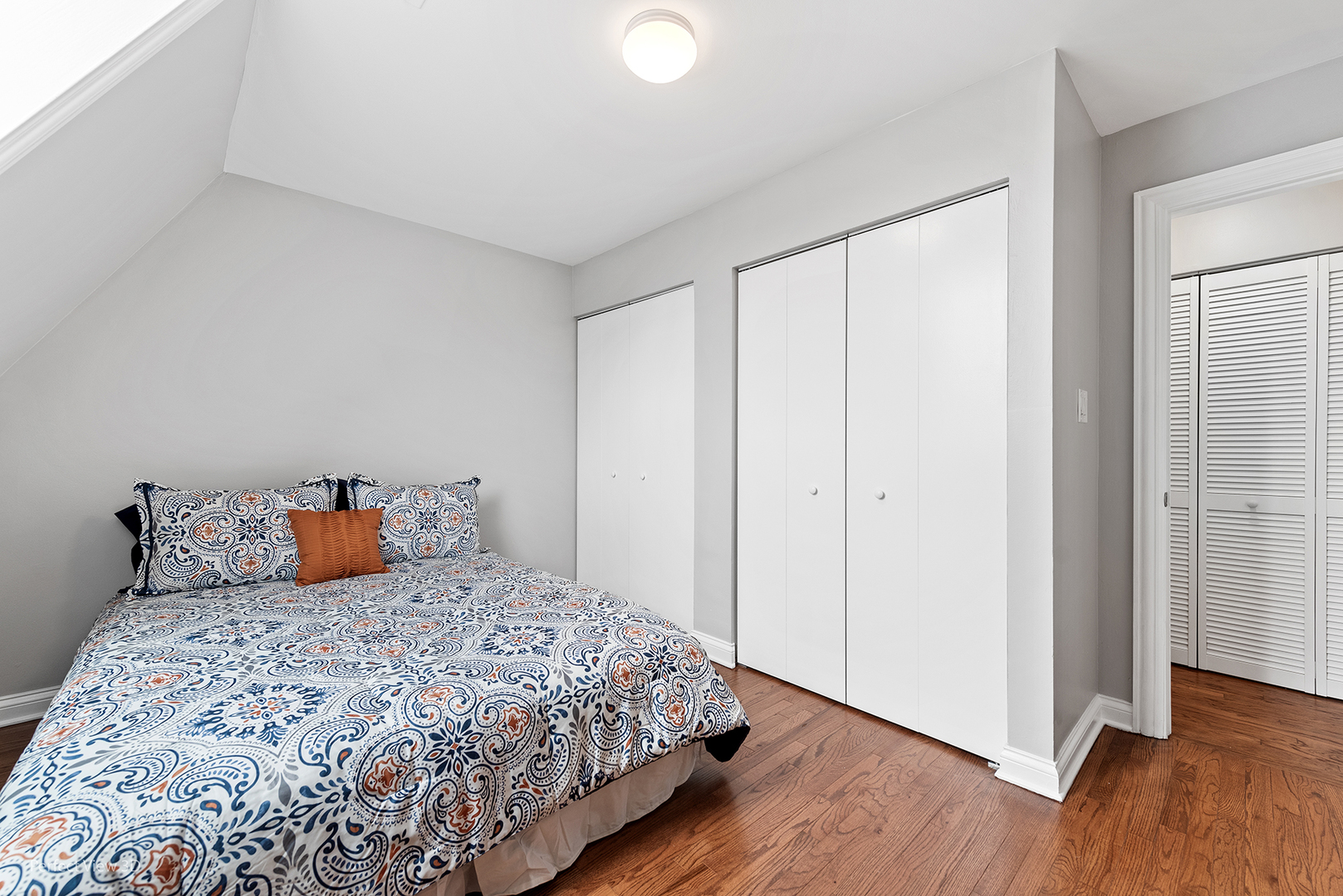 4938 South Drexel Boulevard, Unit 310 Chicago, IL 60615 - Photo 16 of 20 a bedroom with a bed and wooden floor