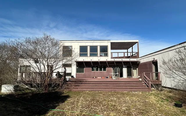 a view of a house with a yard