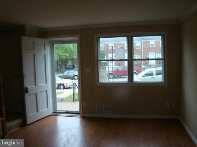 7826 Eastdale Road Baltimore, MD 21224 - Photo 5 of 17 Living Room