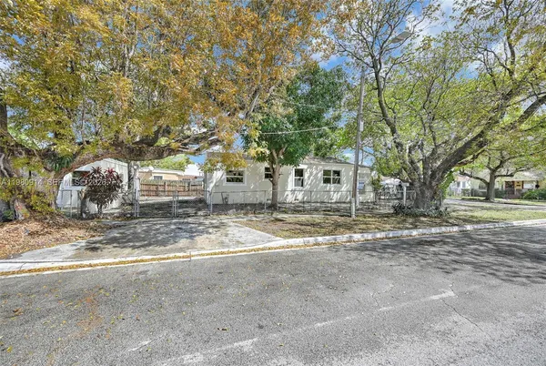 $3,200 | 299 Northwest 43rd Street, Unit ST, Miami, FL 33127