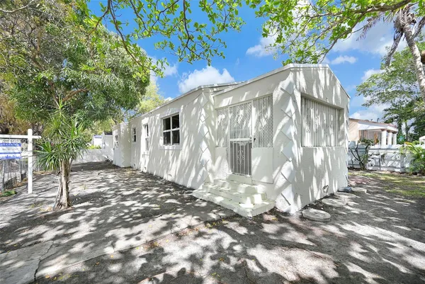 $3,200 | 299 Northwest 43rd Street, Unit ST, Miami, FL 33127