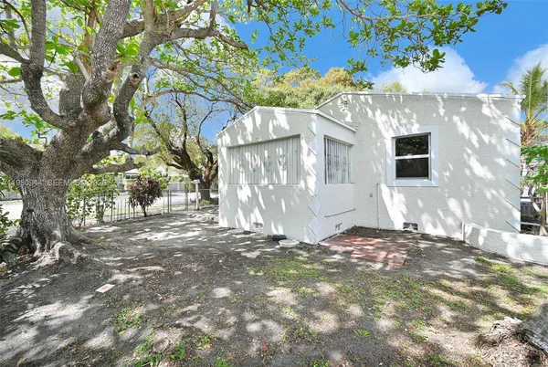 $3,200 | 299 Northwest 43rd Street, Unit ST, Miami, FL 33127