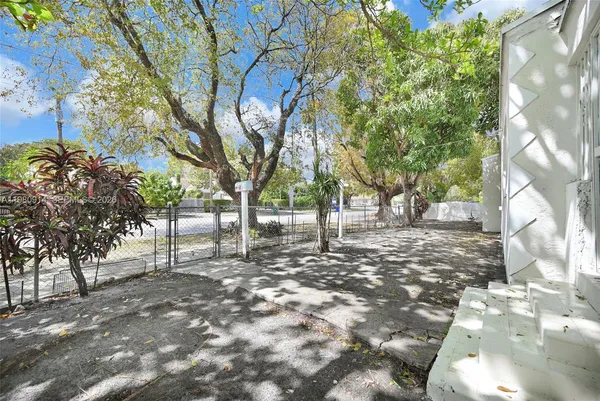 $3,200 | 299 Northwest 43rd Street, Unit ST, Miami, FL 33127