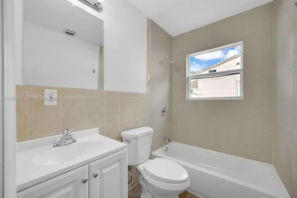 $3,200 | 299 Northwest 43rd Street, Unit ST, Miami, FL 33127