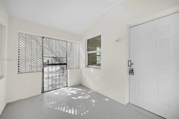 $3,200 | 299 Northwest 43rd Street, Unit ST, Miami, FL 33127