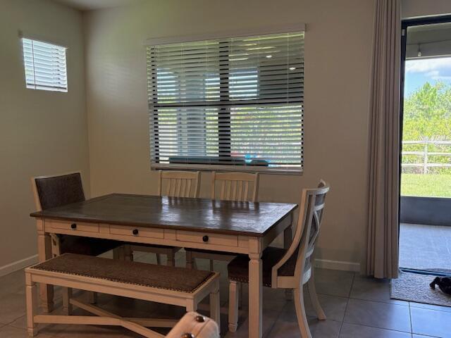 571 Old Country Rd S East Palm Bay, FL 32909 - Photo 8 of 37 a dining room with furniture and window