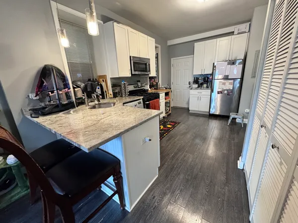 $2,300 | 1300 North Greenview Avenue, Unit 1F, Chicago, IL 60642