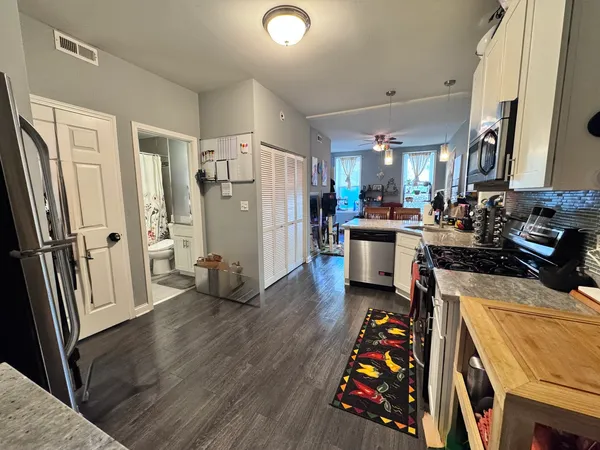 $2,300 | 1300 North Greenview Avenue, Unit 1F, Chicago, IL 60642