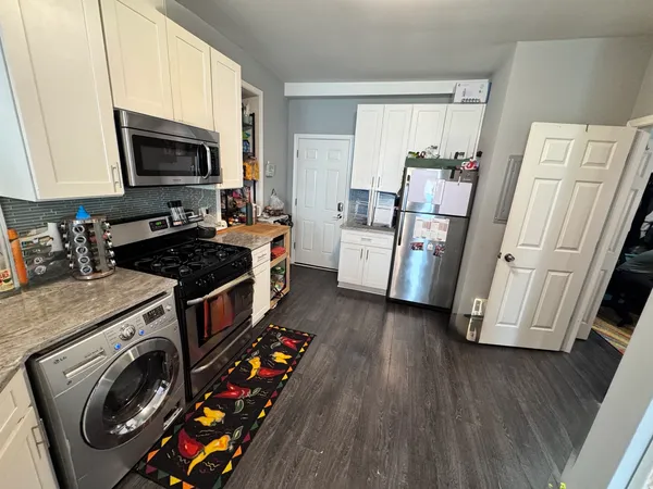 $2,300 | 1300 North Greenview Avenue, Unit 1F, Chicago, IL 60642