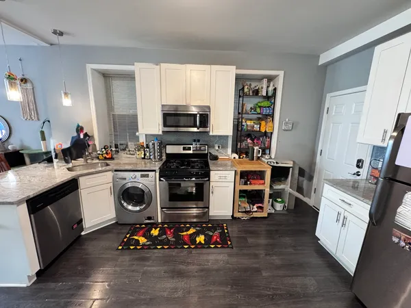 $2,300 | 1300 North Greenview Avenue, Unit 1F, Chicago, IL 60642