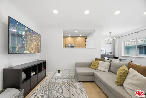 $549,000 | 11718 Darlington Avenue, Unit 7, Los Angeles, CA 90049
