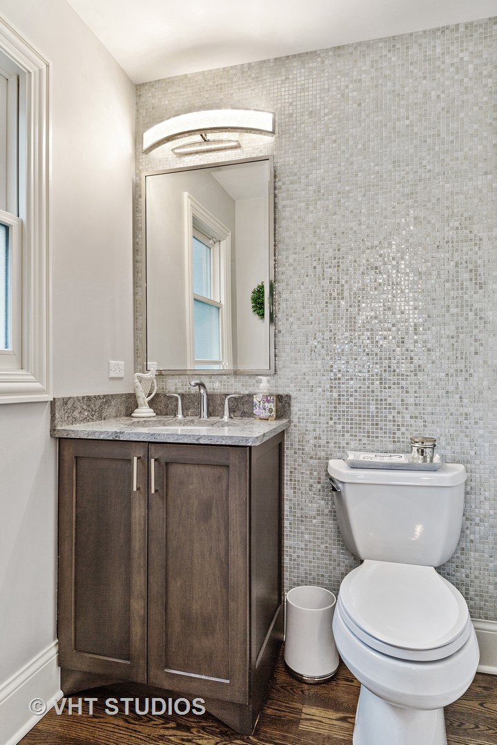 2801 Meyers Road Oak Brook, IL 60523 - Photo 14 of 48 a bathroom with a toilet a sink and mirror