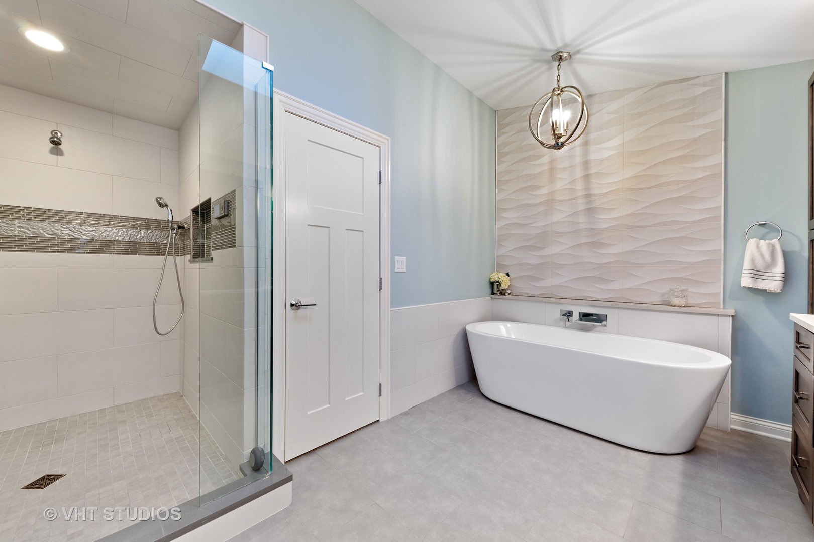 2801 Meyers Road Oak Brook, IL 60523 - Photo 23 of 48 a bathroom with a bathtub a shower and a mirror