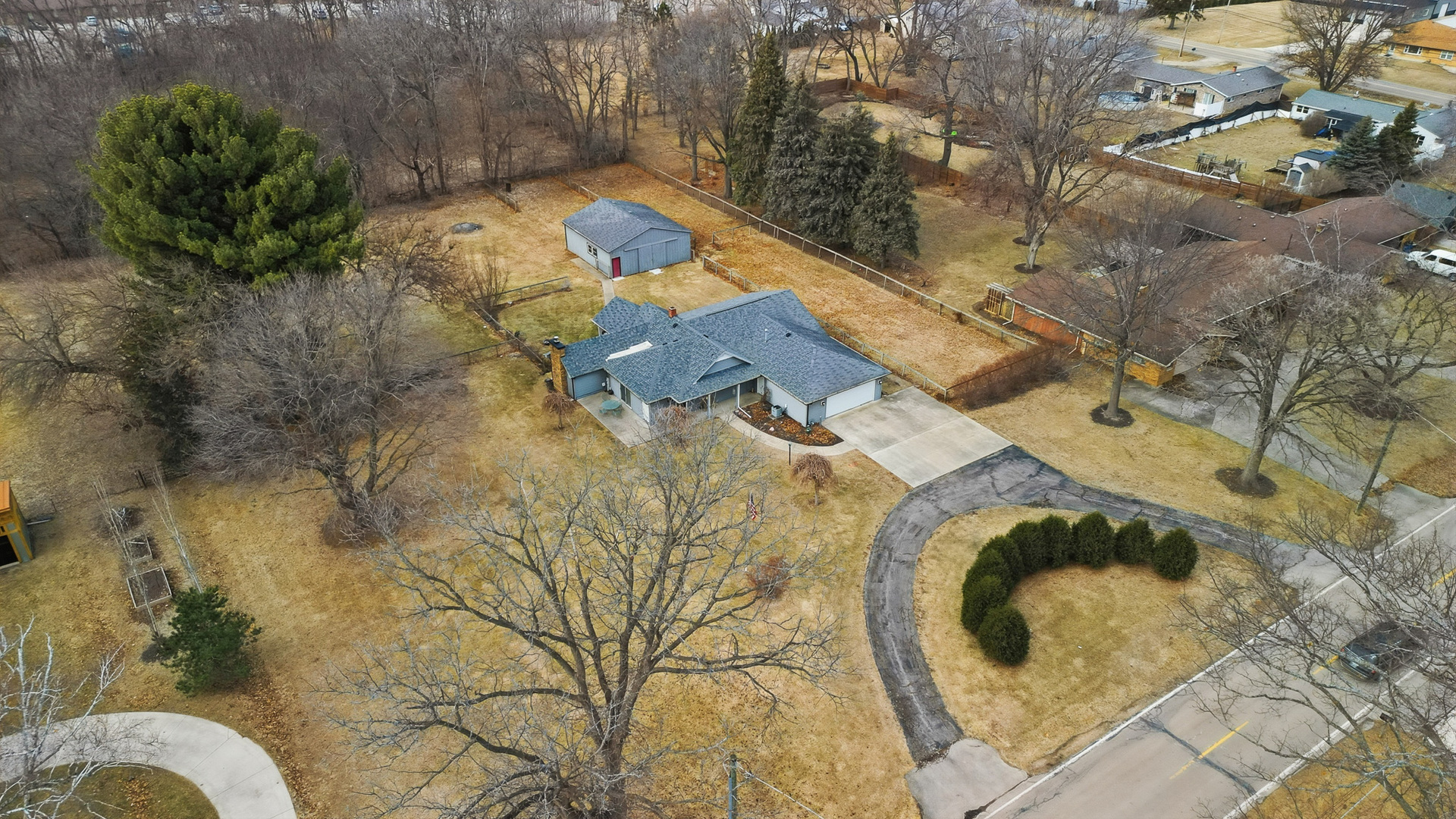 1307 Sinnissippi Road Sterling, IL 61081 - Photo 4 of 33
