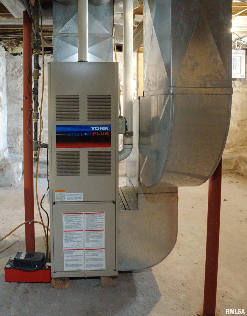 500 4th Avenue North Clinton, IA 52732 - Photo 18 of 18 a close view of water heater room