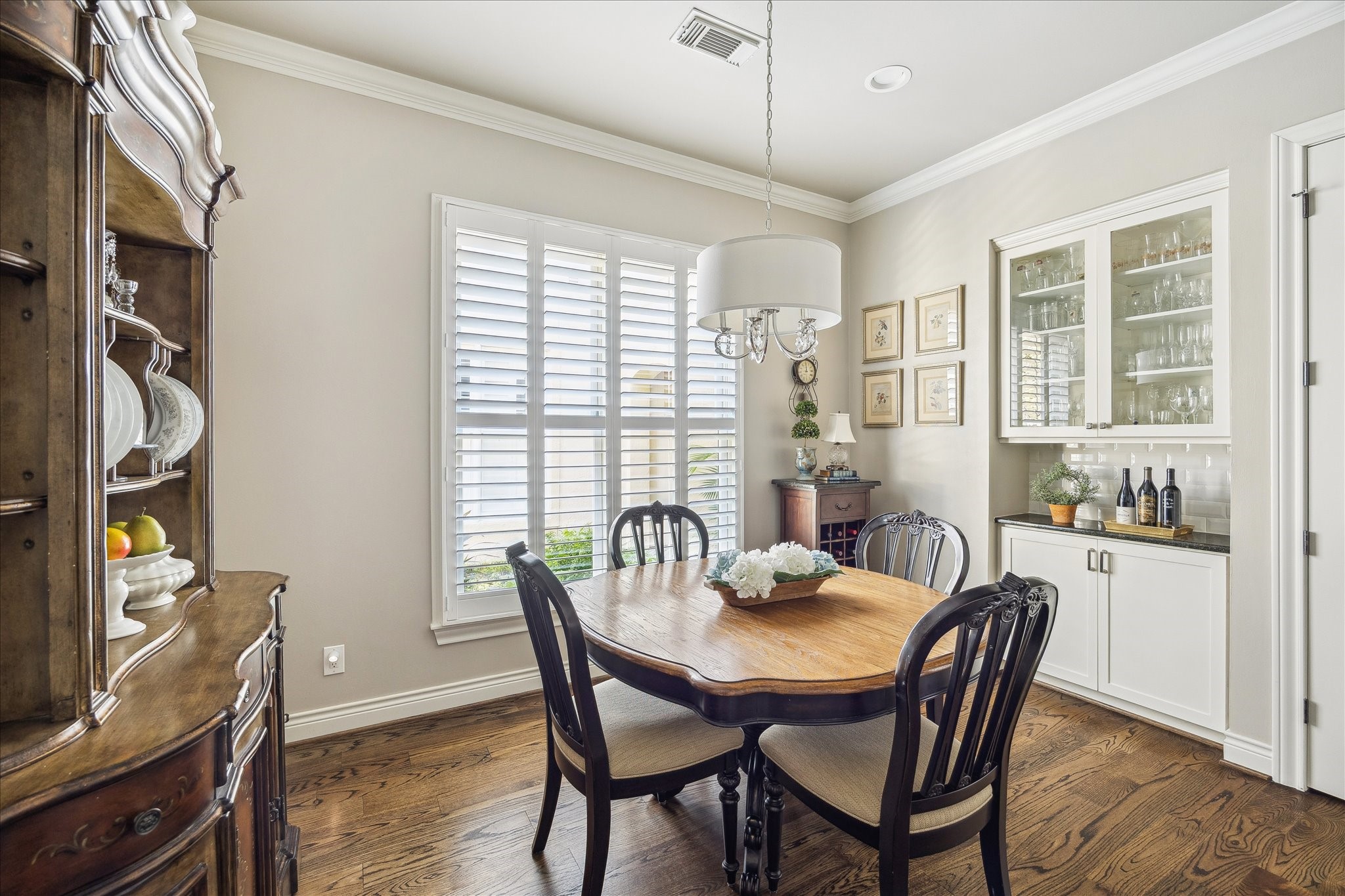2435 North Boulevard Houston, TX 77098 - Photo 9 of 25 a dining room with furniture and window