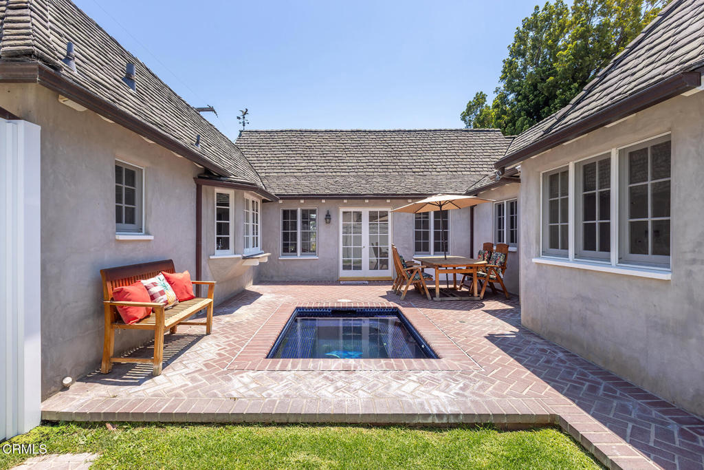 369 West Kenneth Road Glendale, CA 91202 - Photo 35 of 36 front view of a house with a yard