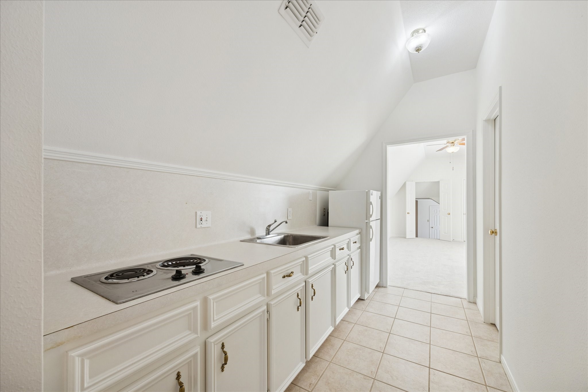 6611 Riva Ridge Drive Richmond, TX 77406 - Photo 40 of 46 Guest quarters kitchenette with a full bath and walk in closet just to the right.