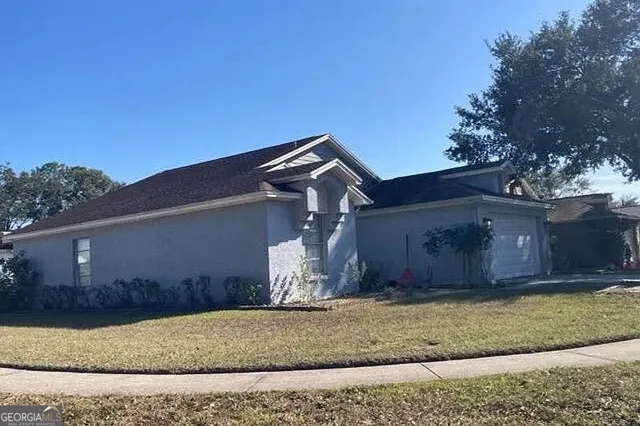a view of a house with a yard